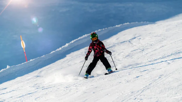 Schattig Kind Skiën Piste — Stockfoto