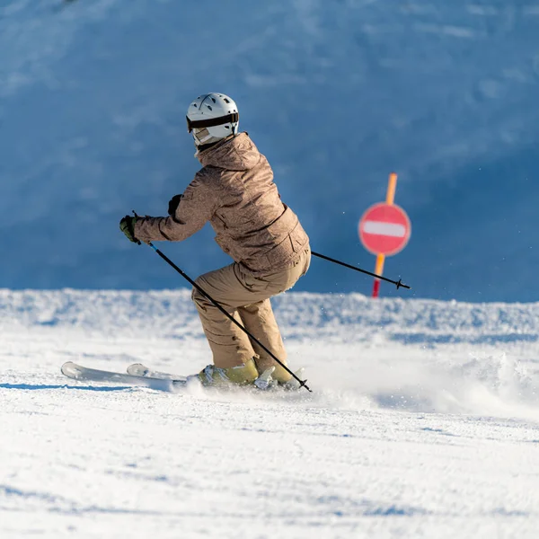 Esqui Feminino Esquiador Descendo Encosta — Fotografia de Stock