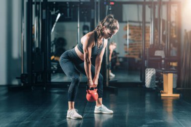 Bayan Sporcu Kettlebell ile Egzersiz.