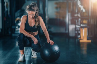 Duvar Topu ile egzersiz yapan bayan sporcu.
