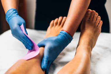 Ağda - Güzellik Uzmanı Güzellik Salonunda Balmumu Şeritli İstenmeyen Saç Saçı Çıkartıyor