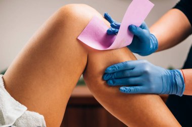 Ağda - Güzellik Uzmanı Güzellik Salonunda Balmumu Şeritli İstenmeyen Saç Saçı Çıkartıyor