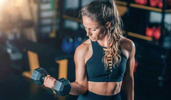 Kvinnlig Idrottsman Gör Bicepsövning Med Hantlar Styrkesutbildning — Stockfoto