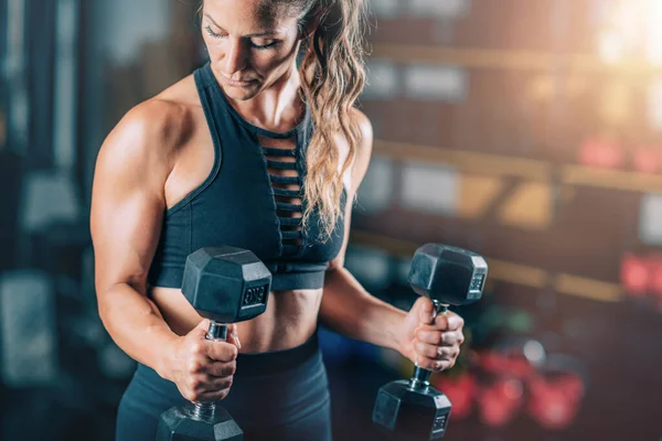 Atleta Feminina Fazendo Exercícios Bíceps Com Halteres Treinamento Força — Fotografia de Stock