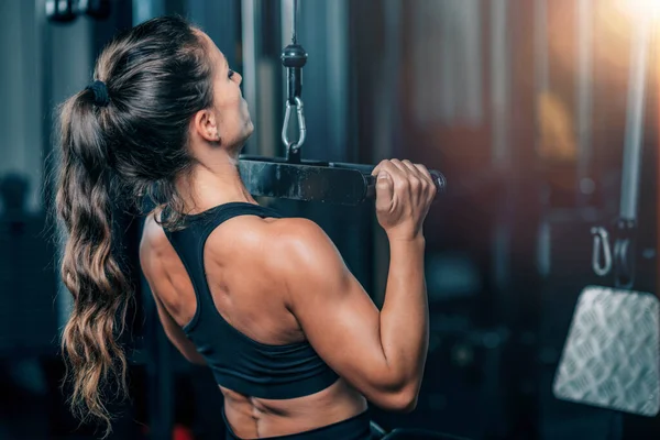 Spor Salonunda Egzersiz Yapan Bir Kadın — Stok fotoğraf