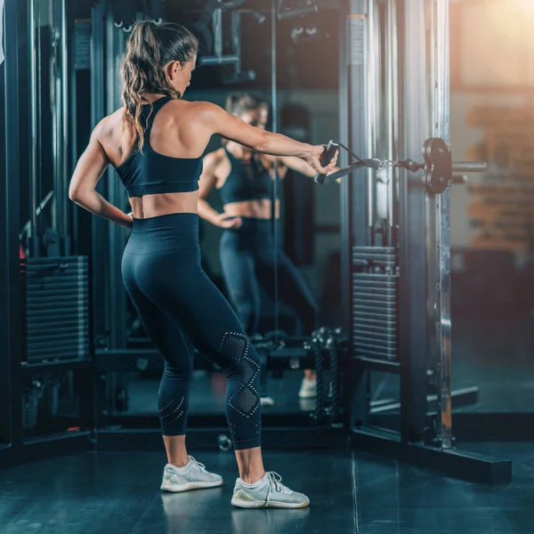 Spor Salonunda Makine Üzerinde Egzersiz Yapan Kadın — Stok fotoğraf