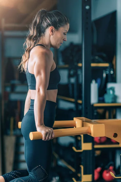 Tränar Ett Gym Övning För Starka Armar — Stockfoto