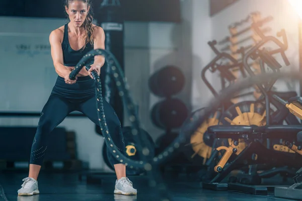 Treinamento Agilidade Mulher Exercitando Com Corda Ginásio — Fotografia de Stock