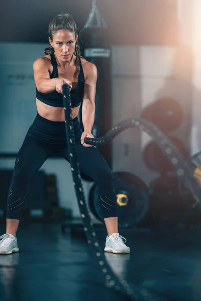Treinamento Agilidade Mulher Exercitando Com Corda Ginásio — Fotografia de Stock