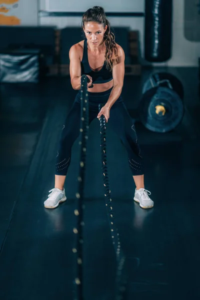 Çeviklik Eğitimi Spor Salonunda Iple Egzersiz Yapan Bir Kadın — Stok fotoğraf