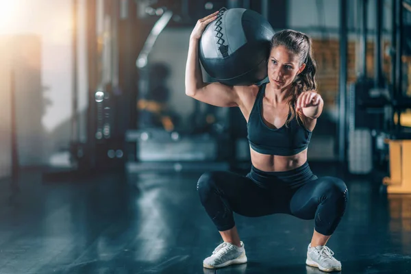Duvar Topu Ile Egzersiz Yapan Bayan Sporcu — Stok fotoğraf