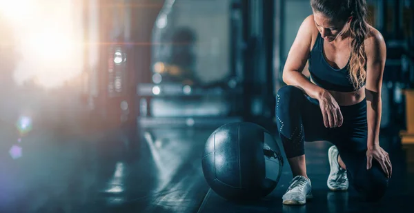 Duvar Topu Ile Egzersiz Yapan Bayan Sporcu — Stok fotoğraf