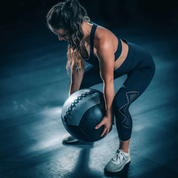 Female Athlete Exercising Wall Ball — Stock Photo, Image