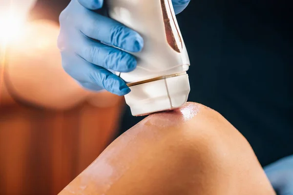 Jambes Épilation Dans Salon Beauté Applicateur Cire Gros Plan — Photo