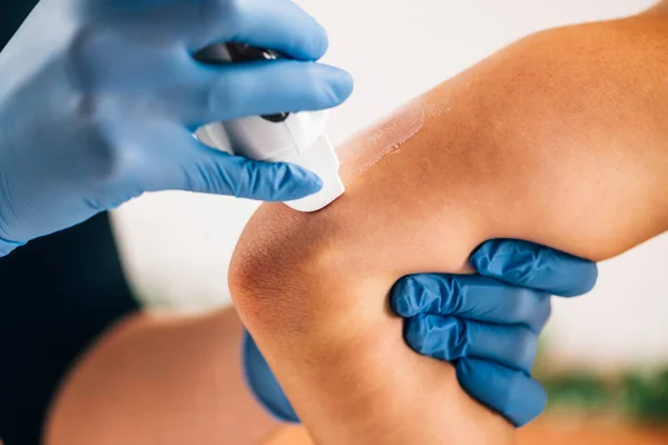 Vaxning Händerna Kosmetolog Som Applicerar Vax Kvinnlig Arm Skönhetssalong — Stockfoto