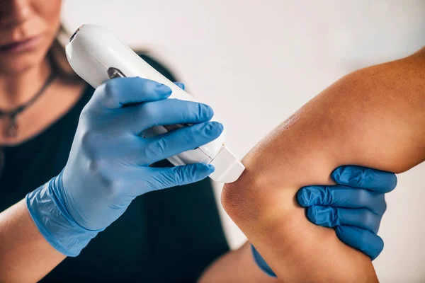 Vaxning Händerna Kosmetolog Som Applicerar Vax Kvinnlig Arm Skönhetssalong — Stockfoto