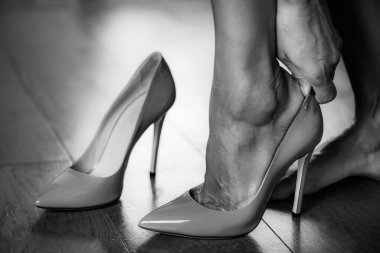 Kadın zarif yüksek topuklar giyiyor. 