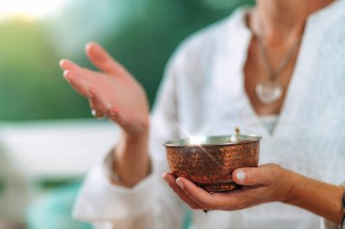 Karşılığında hiçbir şey istemeden paylaşmak. Duygusal farkındalığı olan biri paylaşım konseptini sergiliyor, hayatta nazik ve cömert olmanın olumlu duygularına odaklanıyor..