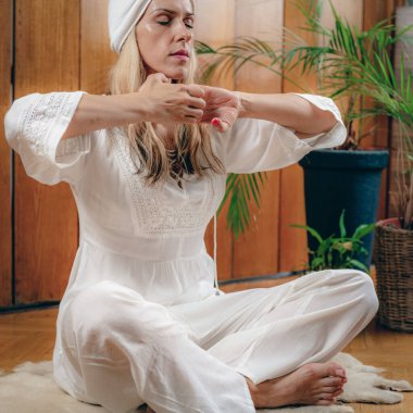 İç ve dış görüş için kundalini yoga kriya pratiği yapıyorum..