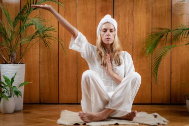 The Back için Kundalini Yoga Kriya. Sırt Ağrısı Mudra.  