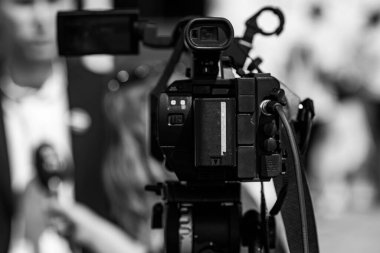 TV Kamerası Bir Reklam Olayı Kaydediyor 