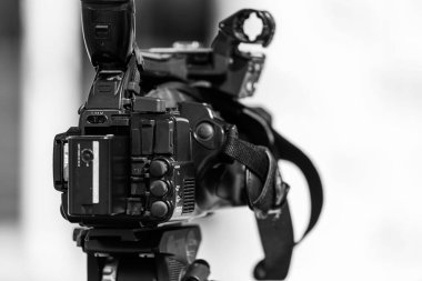 Medya basın konferansında çekilen kamera. Açık havada reklam..