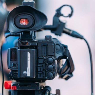 TV Kamerası Bir Reklam Olayı Kaydediyor 