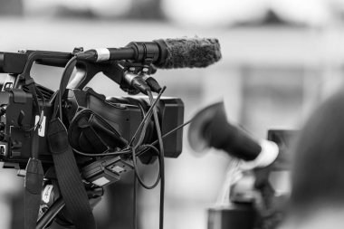 TV Kamerası Bir Reklam Olayı Kaydediyor 