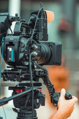 TV Kamerası Bir Reklam Olayı Kaydediyor 