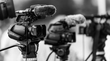 Medya basın konferansındaki kameralar açık havada reklam yapıyor..