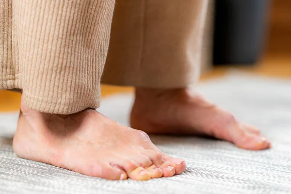 Τεχνική Γείωσης Ενέργειας Γυναίκα Στέκεται Σταθερά Επικεντρωθεί Στα Πόδια — Φωτογραφία Αρχείου