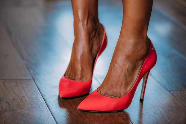 Γυναίκα Που Φοράει Κόκκινα Ψηλοτάκουνα Παπούτσια — Φωτογραφία Αρχείου
