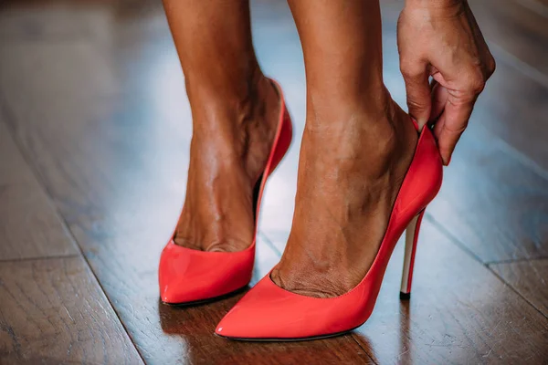 赤いハイヒールの靴を履いた女性 — ストック写真