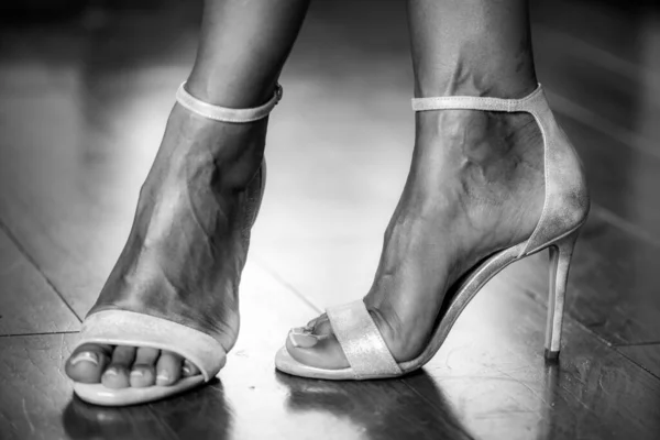 Kadın Zarif Gümüş Sandaletler Giyiyor — Stok fotoğraf
