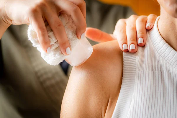 Shoulder Injury Ice Massage — Stock Photo, Image