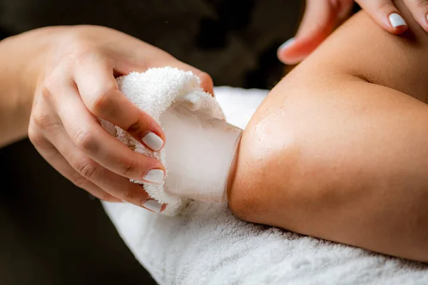 Massagem Gelo Para Cotovelo Doloroso Mãos Terapeuta Colocando Gelo Diretamente — Fotografia de Stock