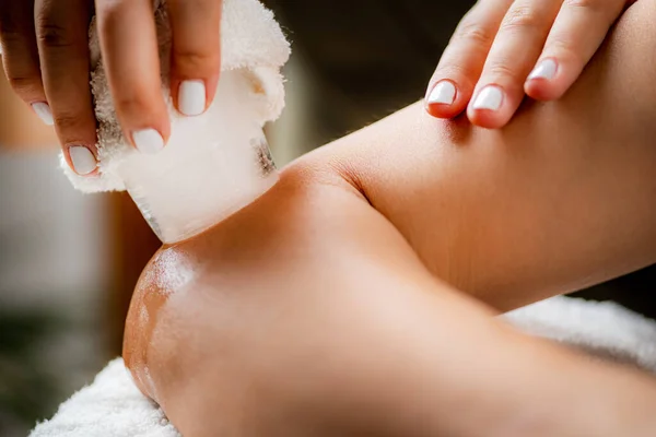 Massage Sur Glace Pour Coude Douloureux Mains Thérapeute Plaçant Glace — Photo