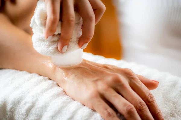 Pols Cryotherapie Ijs Massage Handen Van Een Therapeut Die Ijs — Stockfoto