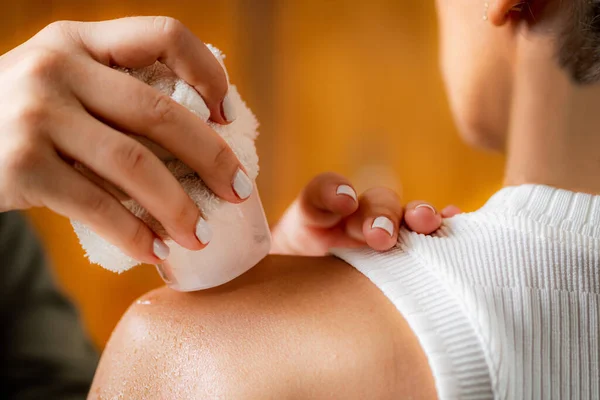 Massagem Gelo Crioterapia Ombro Mãos Terapeuta Colocando Gelo Diretamente Ombro — Fotografia de Stock