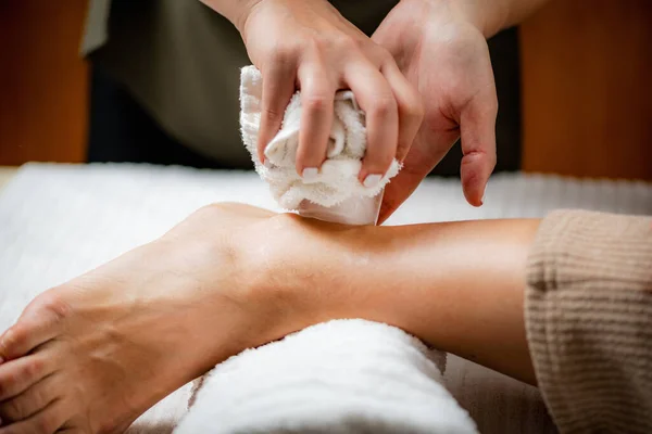 Massaggio Con Ghiaccio Crioterapia Articolare Alla Caviglia Mani Terapeuta Che — Foto Stock