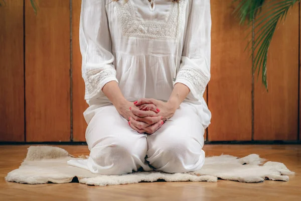 Mujer Practicando Kundalini Yoga Ejercicios Kriya Para Centro Del Ombligo — Foto de Stock