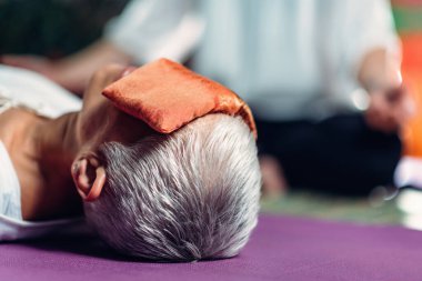 Rehberli meditasyon. Kadınların eline yaklaş, meditasyon yap, lotus pozisyonunda otur..  