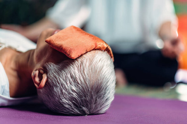 Управляемая медитация. Закройте женскую руку, медитируйте, сидите в позе лотоса
.  