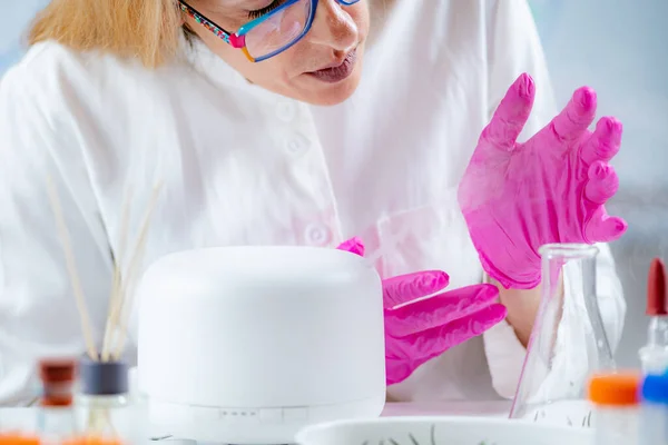 Aroma Diffuser Lab Olfactory Science Technician Smelling Fragrance — Stock Photo, Image