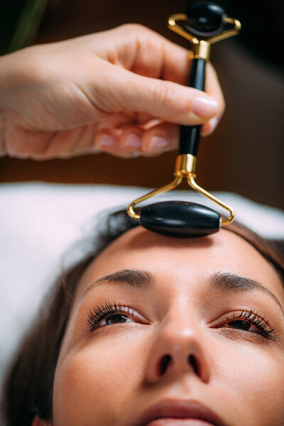 Массаж лица Гуаши с Джейд Стоун Роллер