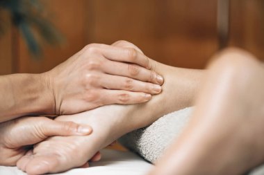 Ayurvedik ayak masajı. Ayurveda uygulayıcısı kadın ayağına meridyen puanı bastırıyor