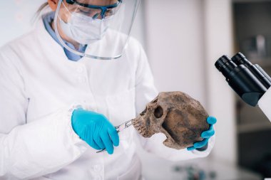 Antik DNA analizi. Antik DNA laboratuvarında örnek li mikro tüp tutan kadın bilim adamı.