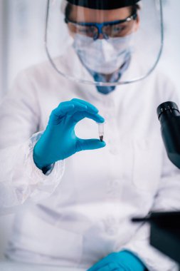 Biyoarkeoloji. Arkeolog DNA arkeoloji laboratuvarında insan kafatası analiz.