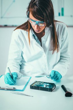 Adli tıp Lab. adli deliller ile sabit disk inceleyerek bilim adamı