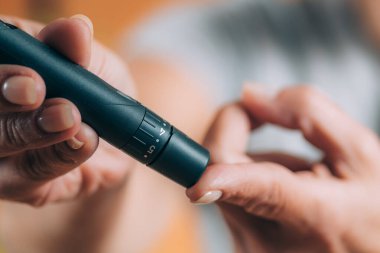 Taşınabilir glukometreyle kan şekeri testi